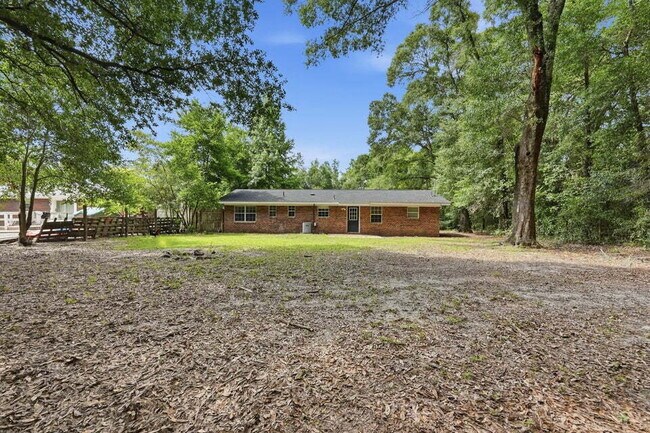 Building Photo - A small-town charm ready for move in!