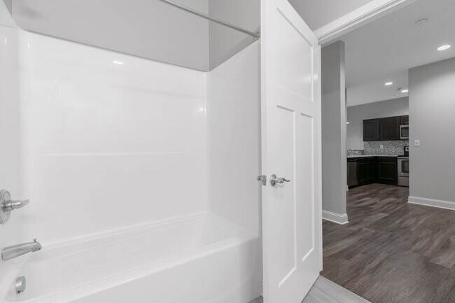 Building Photo - Stunning 1 Bedroom Luxury Apartment with T...