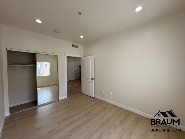 Building Photo - 10849 Fruitland Dr