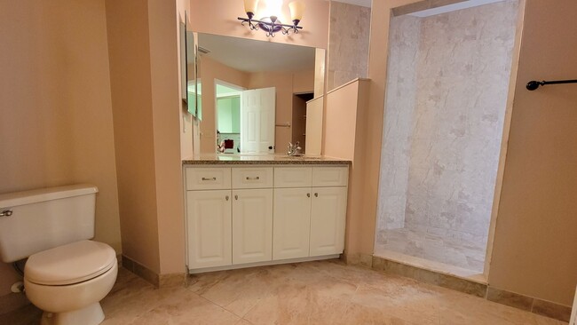 Building Photo - Desirable 2 bed/ 2 bath/1 car Condo in The...