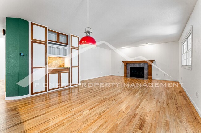 Building Photo - Beautiful Home with Fenced Back Yard and Cozy Fireplace