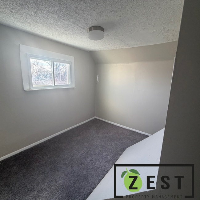 Building Photo - 2 BED + BONUS ROOM! 1 BATH HOME!