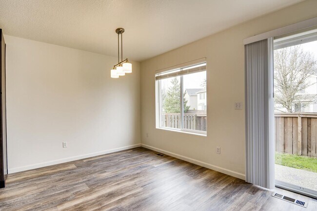 Building Photo - Great Single Family Home In Central Hillsb...