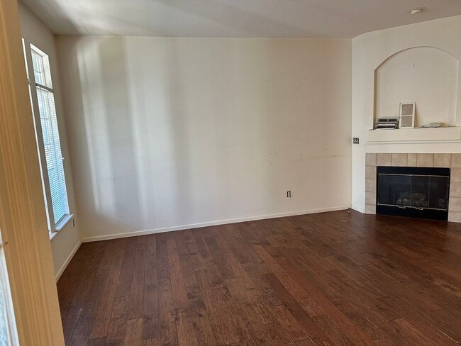 Building Photo - Make this refreshed townhome your own!