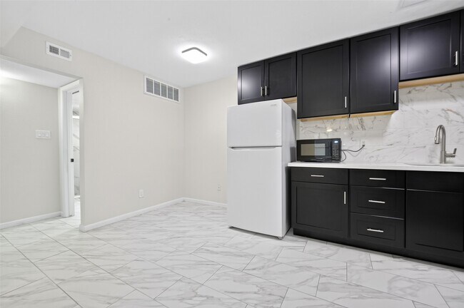 Building Photo - 5929 Queensloch Dr