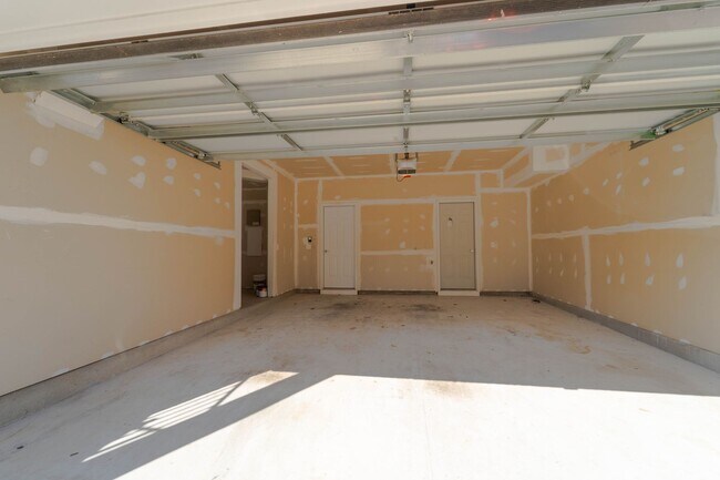 Building Photo - Gorgeous 3 Level Townhome