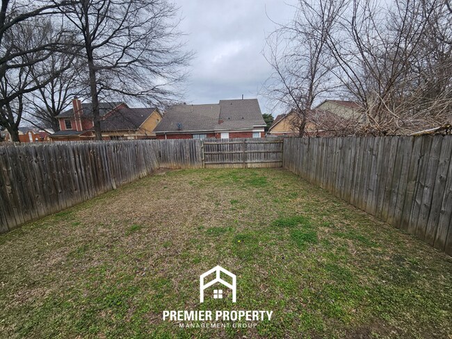 Building Photo - Charming 3-Bedroom Memphis Home with Vaulted Ceilings & Brick Fireplace