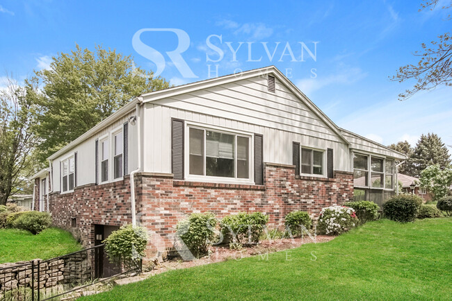 Building Photo - Charming 2BR 1.5BA brick home