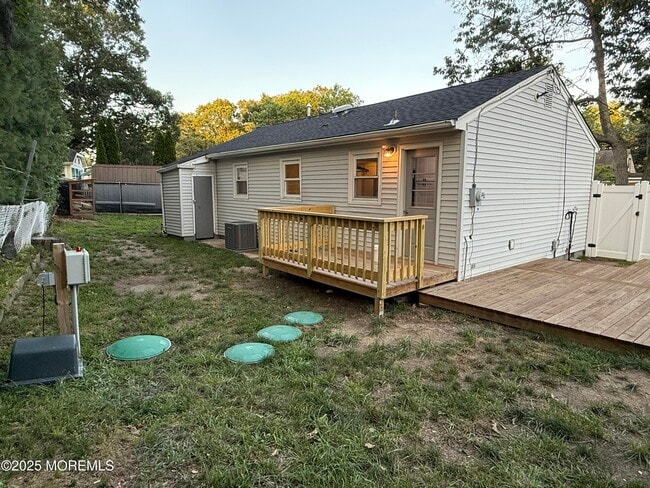 Building Photo - 203 Sunset Ln