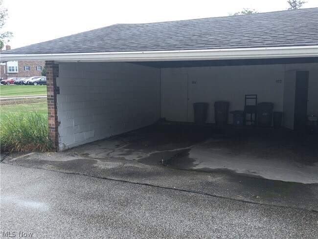 Building Photo - 6920 Carriage Hill Dr