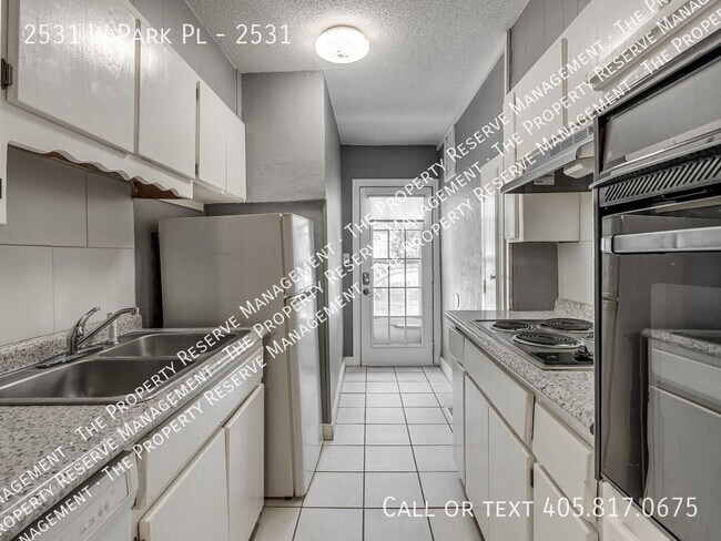 Building Photo - 2531 W Park Pl
