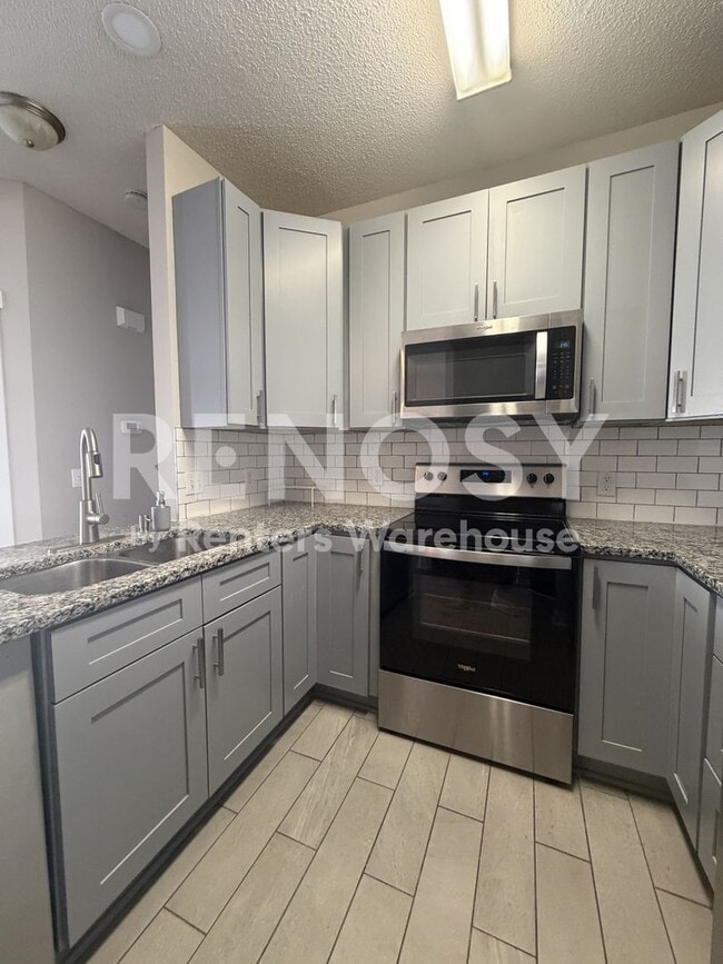 Building Photo - Available Now 3 Bedroom 2 Bath Townhouse in Woodbury