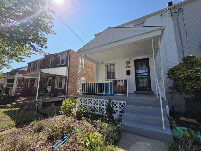 Building Photo - 609 Farragut Pl NE