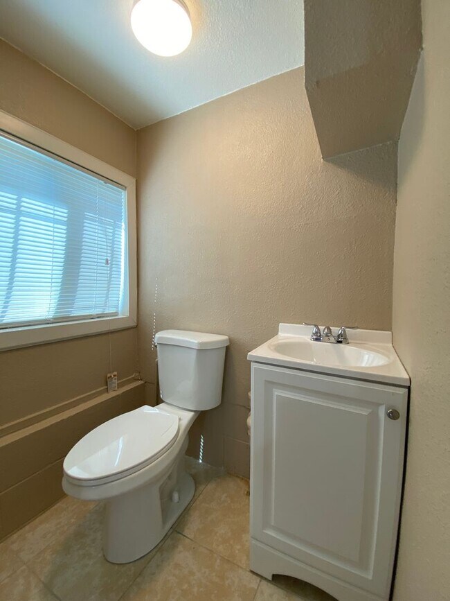Building Photo - NEWLY REMODELED 3 Bed 2.5 Bath in Dos Palos!
