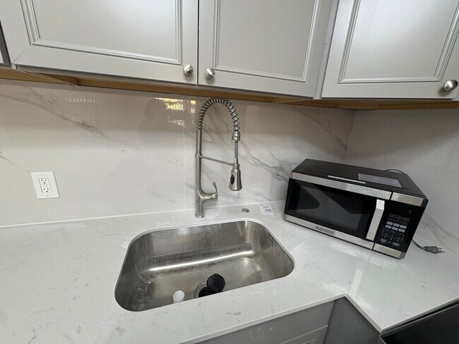 Building Photo - 239 Sussex L