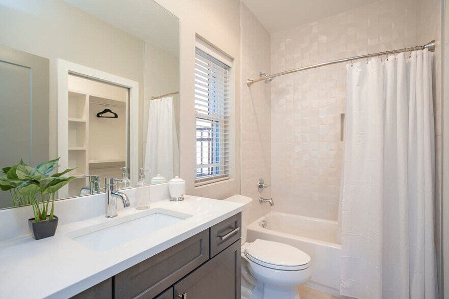 Building Photo - 709 26th Ave N