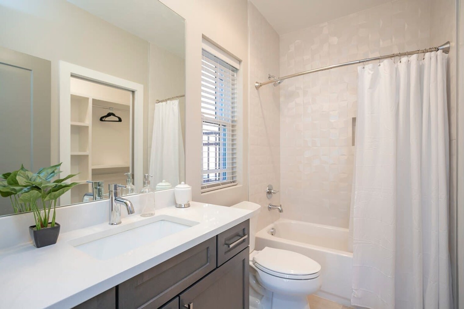 Building Photo - 709 26th Ave N