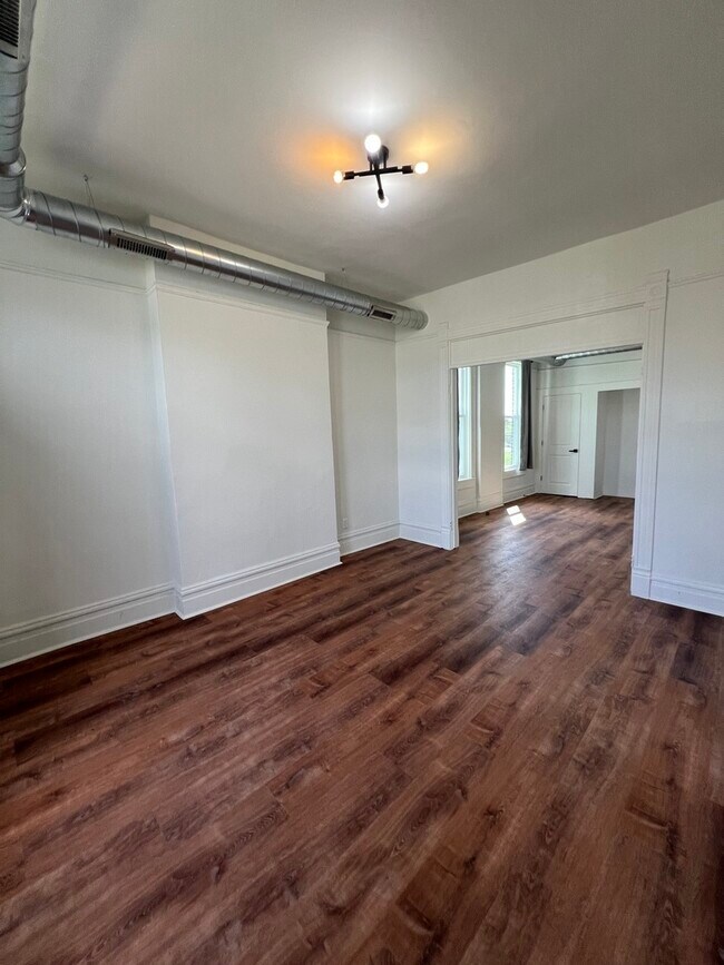 Building Photo - 5032 S Prairie Ave