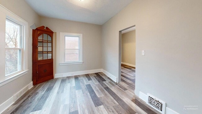 Building Photo - Edgewater Neighborhood - 3 bedroom - 2 Bat...