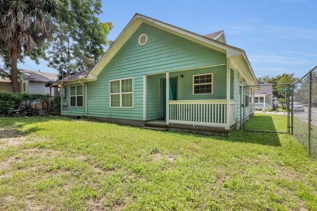 Building Photo - 1202 E Waldburg St