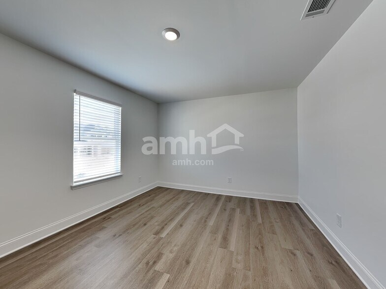 Building Photo - 472 Pointe Dr