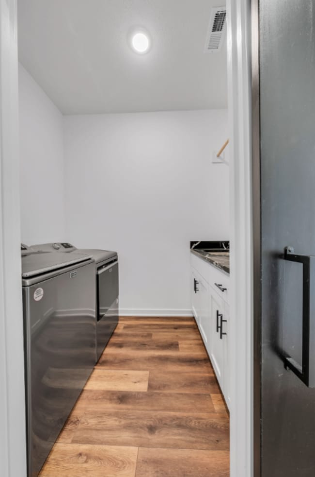 Building Photo - Modern Duplex with Spacious Design & Upsca...