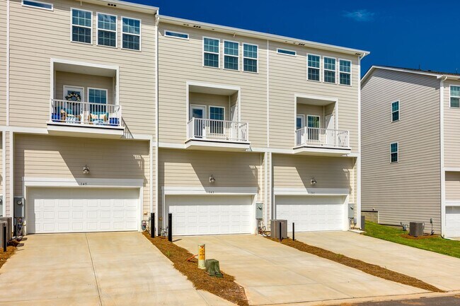 Building Photo - Beautiful 3-bedroom, 3.5 bath townhome in ...