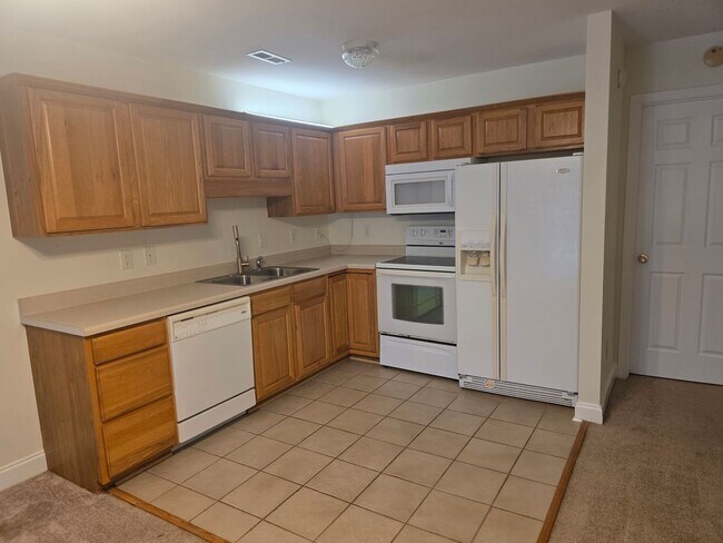 Building Photo - 3 Bedroom, 3 Bath Unit. Townhouse with Garage.