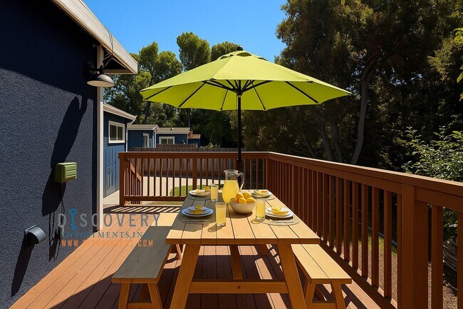 Building Photo - Stylish 3 Bedroom Retreat in the Oakland H...