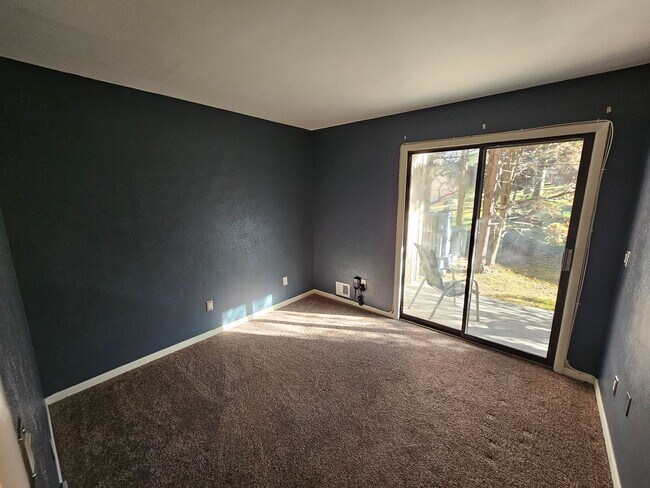 Building Photo - FOX HILL!!! Beautiful Two Bedroom Condo available now for immediate move in!!!