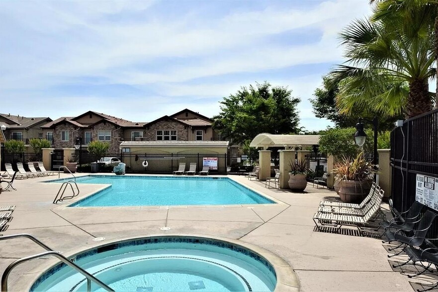 Building Photo - 3301 N Park Dr