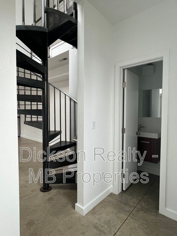 Building Photo - 263 Thoma St