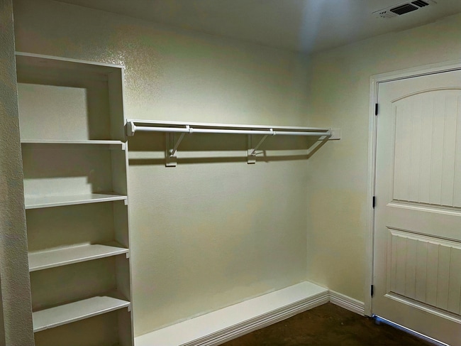 Building Photo - 713 Overlook Dr