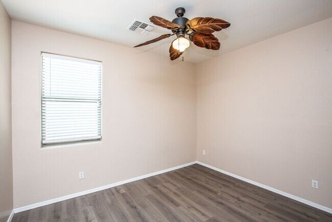 Building Photo - 5Bedroom/3Bath San Tan Vally Home!