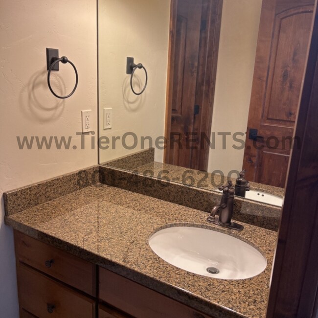 Building Photo - NO DEPOSIT Option Available for This Prope...