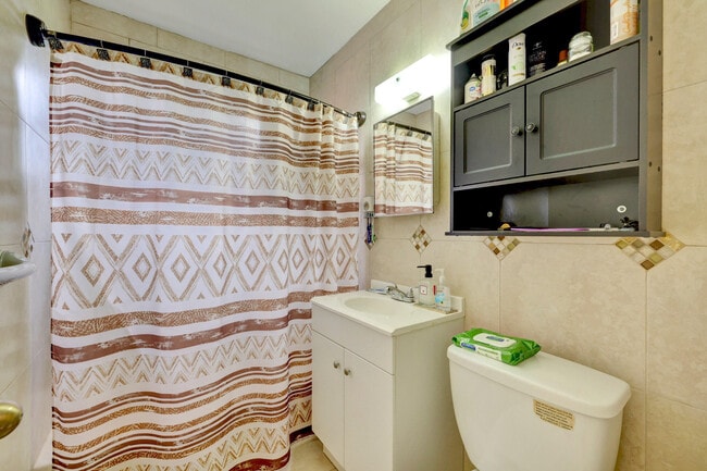 Building Photo - 141 SE Serenata Ct