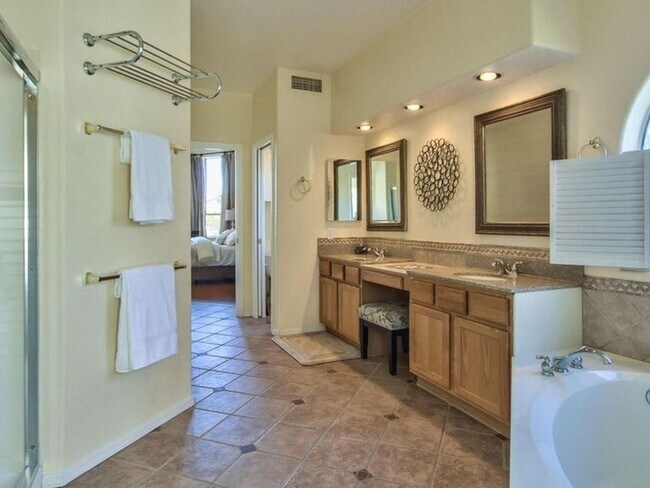 Building Photo - Beautiful Lakefront Home in Ocotillo Lakes...