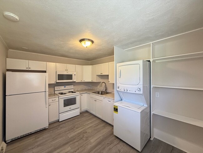 Building Photo - 831 Delmonte Dr NW