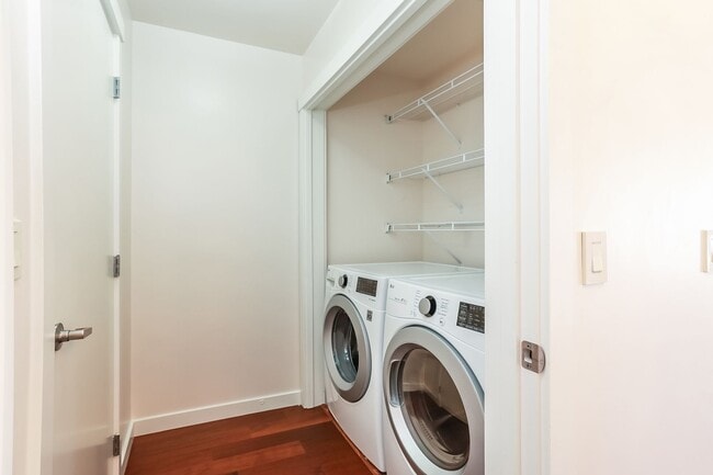 Building Photo - Stunning 2 Bedroom 2 Bath condo, with 2 Parking spots in the heart of vibrant Kirkland for Rent