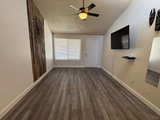 Building Photo - Garden-Style Condo in the Heart of Bend!