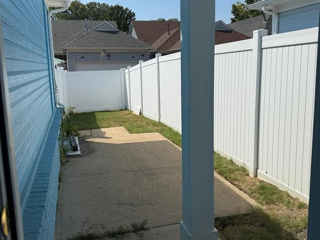 Building Photo - 1173 Island Pl E