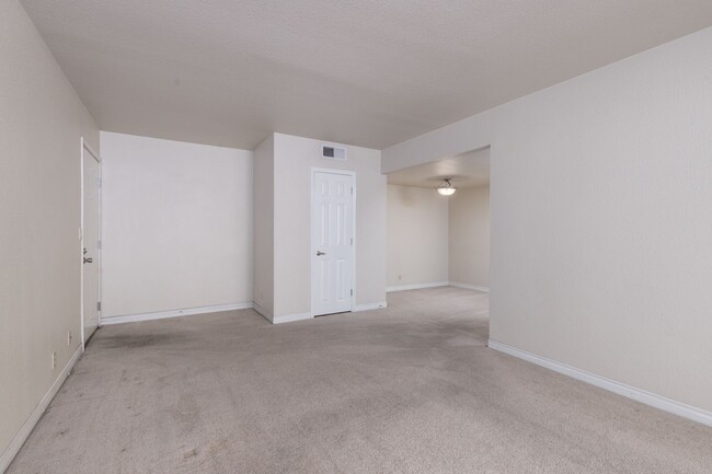 Building Photo - One bedroom on the ground floor of guard g...