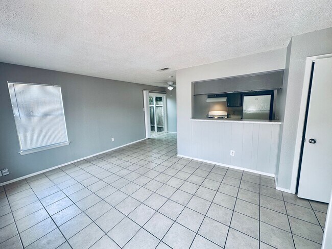 Building Photo - 5305 Woodland Oaks Ct