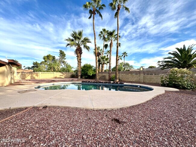 Building Photo - 5121 E Larkspur Dr