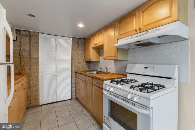 Building Photo - 711 S 5th St