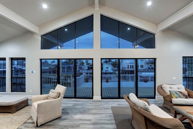 Building Photo - 1239 Hawaii Dr