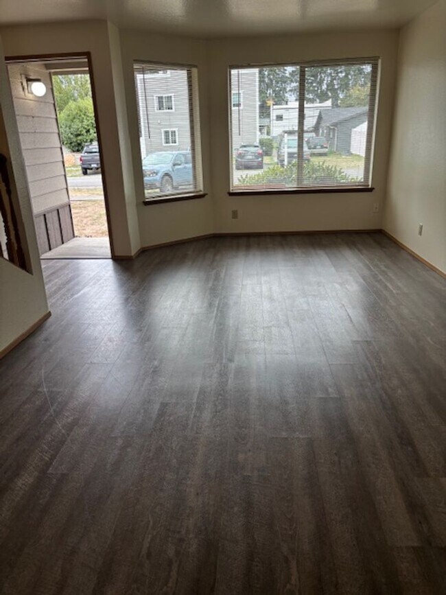 Building Photo - Prime Orting Townhome