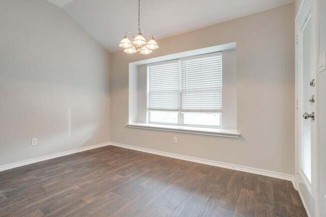 Building Photo - Great 3 Bedroom, 2 Bath, Brick Home in Gre...