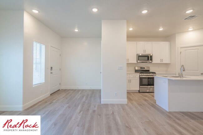 Building Photo - Stunning Spacious 3 Bedroom Unit