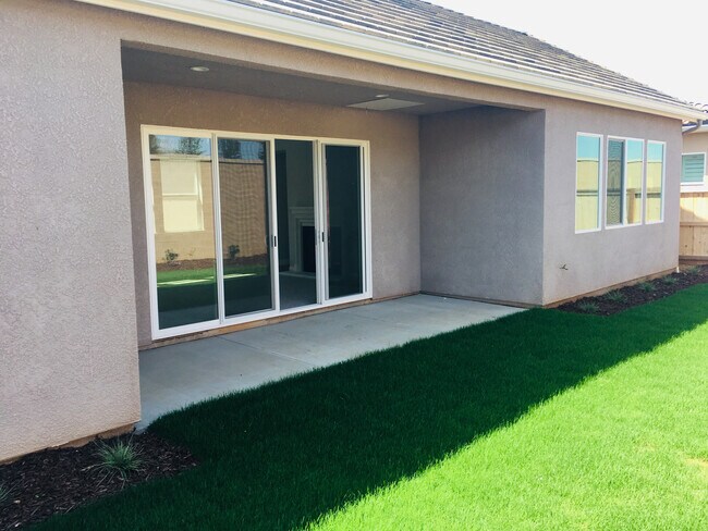 Building Photo - BEAUTIFUL ALMOST NEW HOME IN CLOVIS!